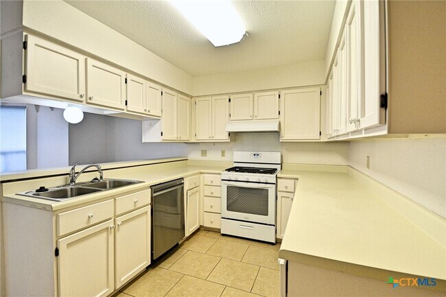 Building Photo - 736 Summerwood Dr