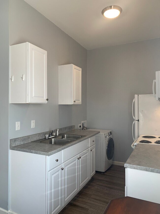 New stackable laundry set ('25) - 1616 N 2nd St