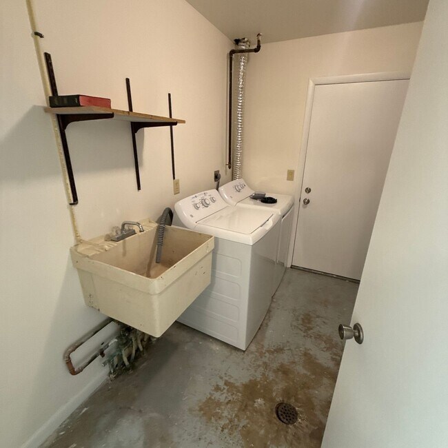 Building Photo - 2239-2239 N Thompson Rd