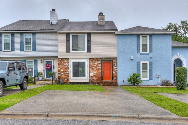 Building Photo - 2 Bed Townhouse!