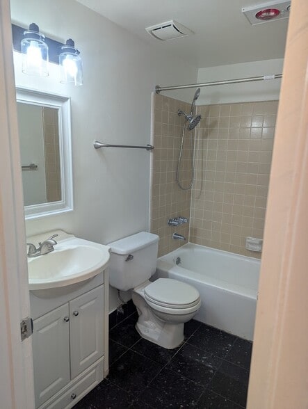 Building Photo - 214 Melrose Dr