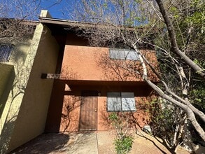 Building Photo - Spacious 2 Bed Townhome with Balcony, Washer/Dryer Included