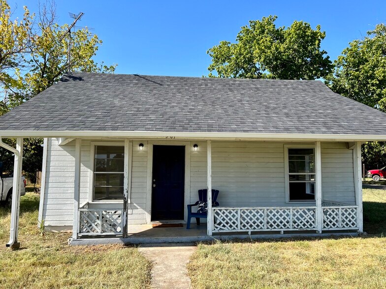 Primary Photo - 501 W Elm St
