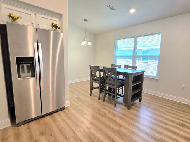 Building Photo - Spacious 4BR Home Near Navy Federal & UWF ...