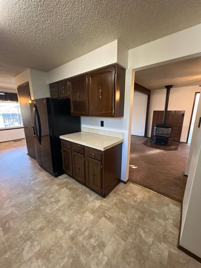 Building Photo - Near Chestnut Ave 3 br 1.5 ba all on one l...