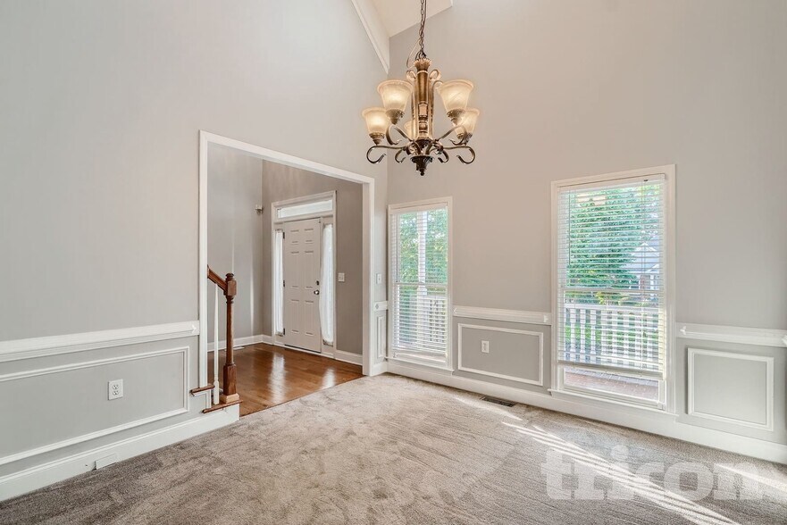 Building Photo - 3587 Vern Way NE