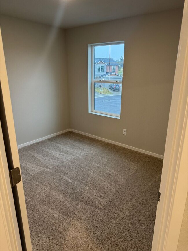 Building Photo - 4 Bed 2.5 Bath Home with Community Amenities