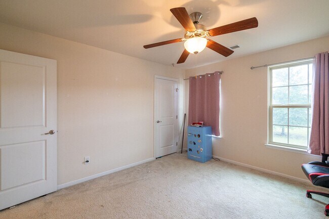 Building Photo - Spacious 4-Bedroom Home with Sunroom, Deck...