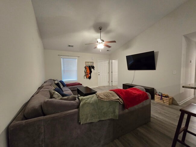 Building Photo - 437 Conifer St