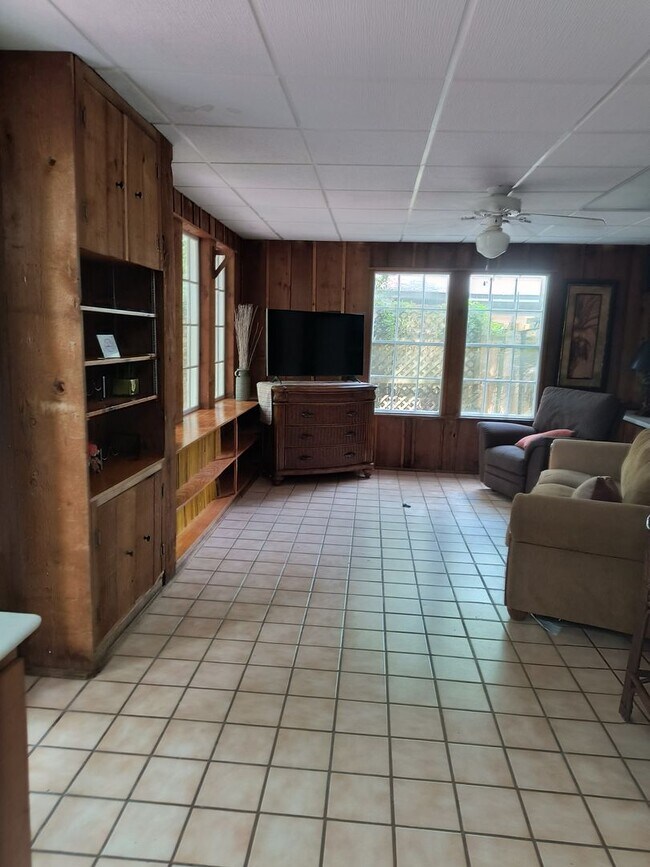 Building Photo - 4 bedroom Home 3 blocks from Gulf of America