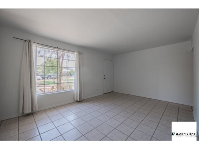 Building Photo - Charming 3/1.5 Phoenix House with Spacious...