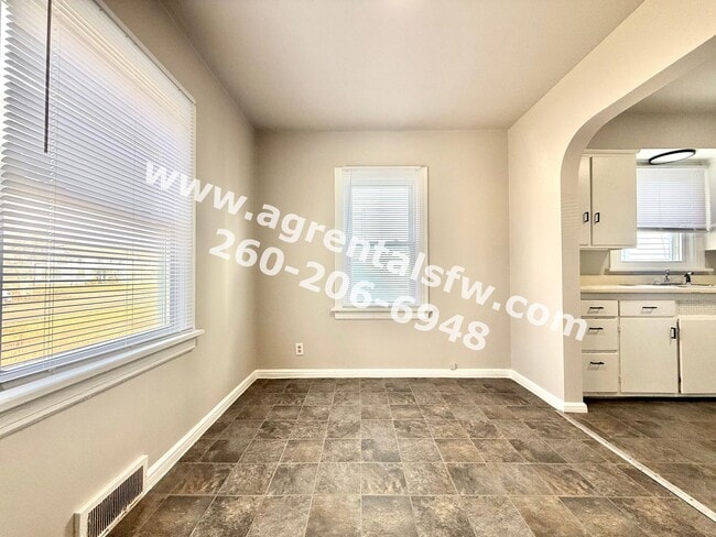 Building Photo - 3 Bedroom House