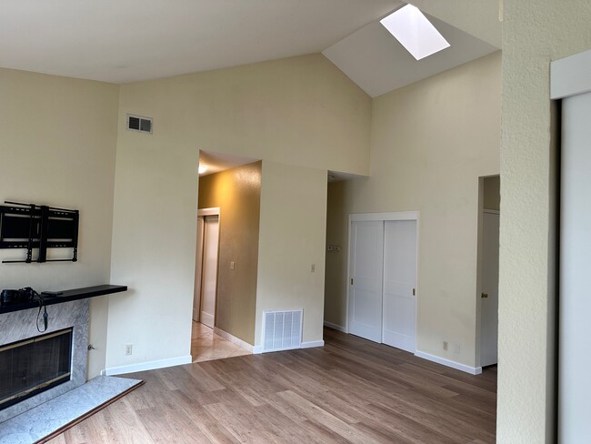 20 ft. ceilings - 1419 West St