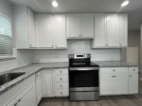 Building Photo - 304 N Oak St