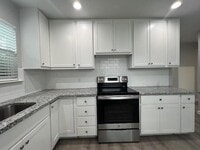 Building Photo - 304 N Oak St