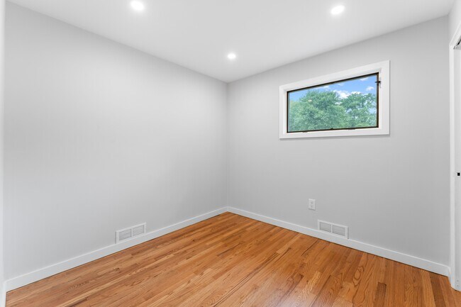 Building Photo - 8 Brook Way