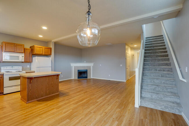 Building Photo - THREE BEDROOM TOWNHOME IN HAZEL DELL