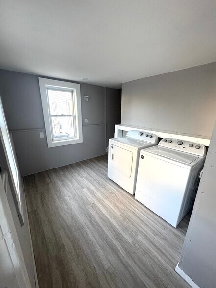 Building Photo - 57 Meadow St