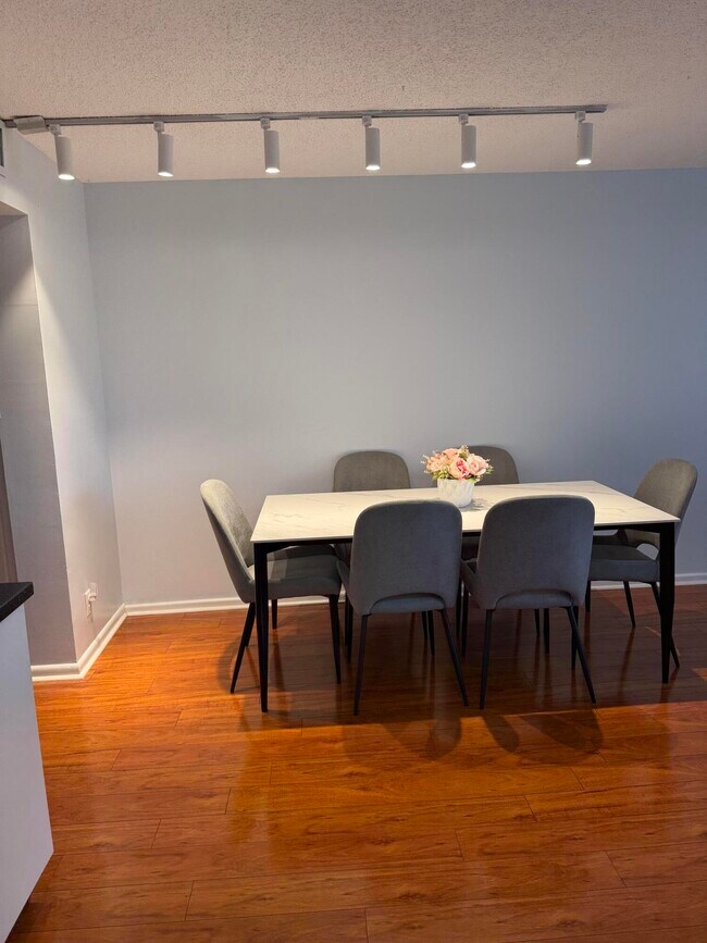 Building Photo - 3062 Ainslie Dr