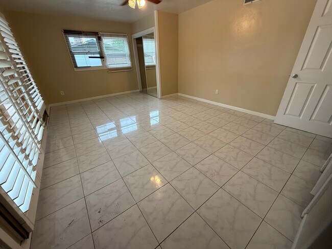 Building Photo - 4951 Campanile Dr