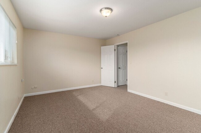 Building Photo - 1072 Park Ave