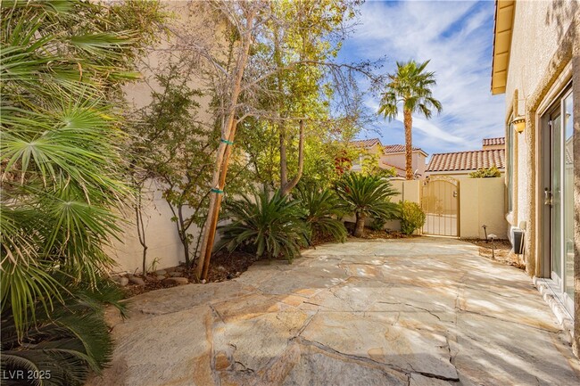Building Photo - 2345 Cliffwood Dr