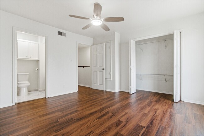 Building Photo - 11000 Kinghurst Dr