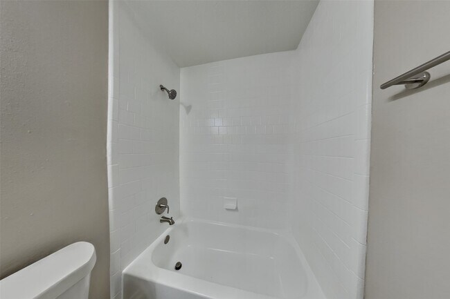 Building Photo - 18131 Gravenhurst Ln