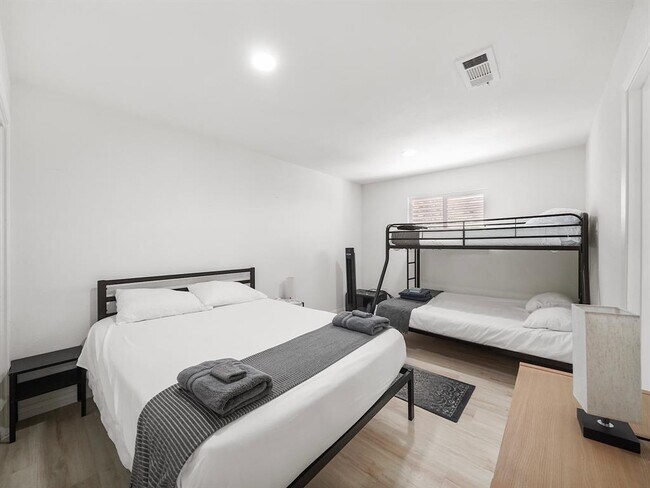 Building Photo - 8007 Beluche Dr
