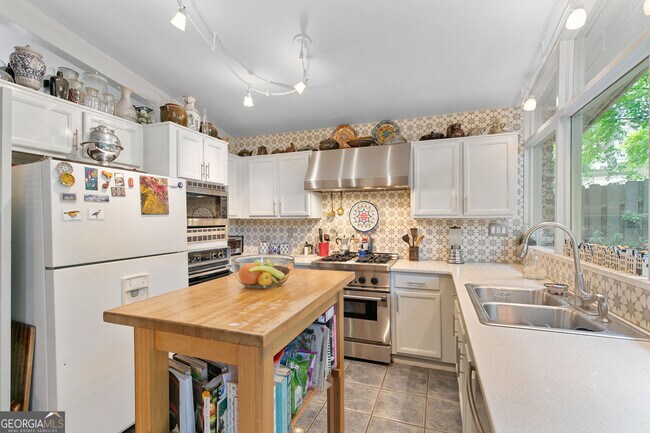 Building Photo - 1232 Bernadette Ln NE