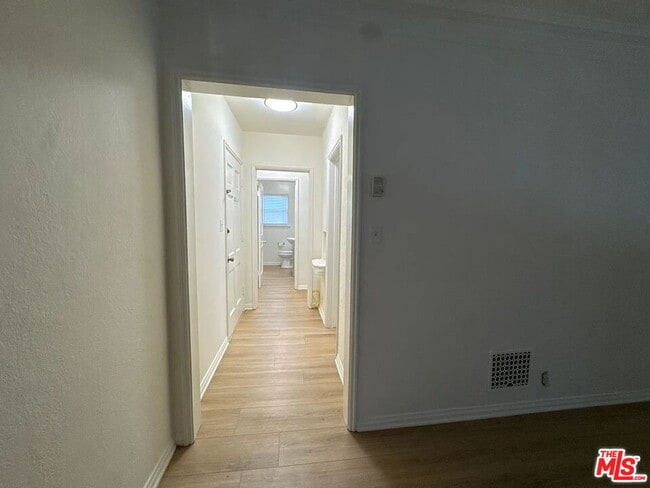 Building Photo - 127 N Doheny Dr