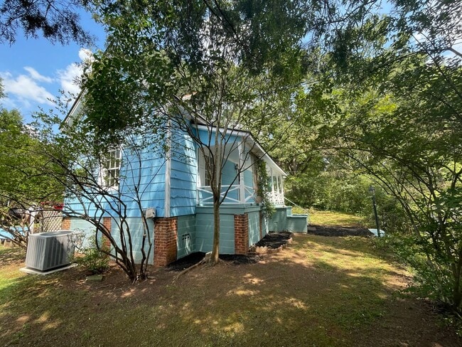 Building Photo - ** FALL PRELEASING*** | Charming Boulevard House with Fresh Updates