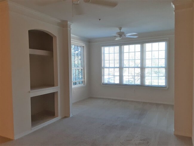 Building Photo - Annual unfurnished 2/2 condo in luxury development near Legacy Trail and Siesta Key.