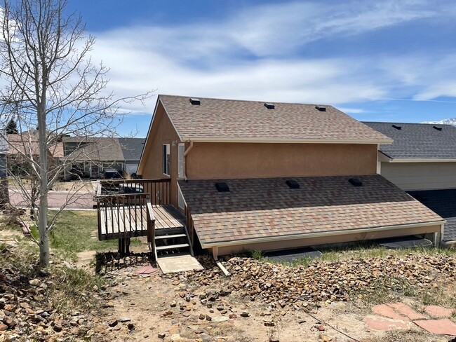 Building Photo - Spacious & Unique 3BD/2BA Townhome w/ Gara...