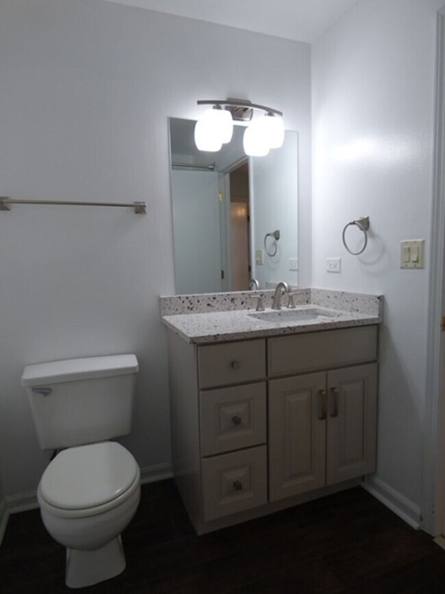 Building Photo - Beautiful 2 bd 1 1/2 ba as soon as July 1 move-in. Great Vernon Hills location!