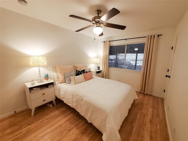 Building Photo - 924 Acorn Oaks Dr