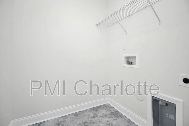 Building Photo - 6029 Mariemont Cir