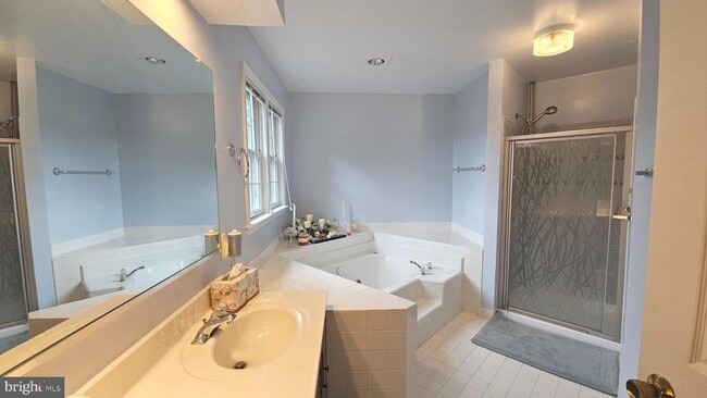 Building Photo - 10 Forest Brook Ct
