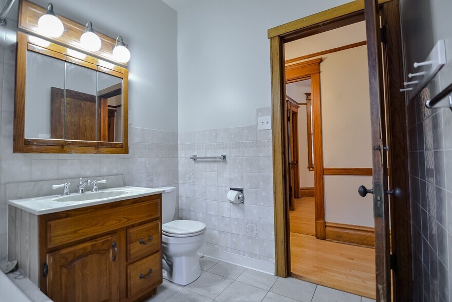 Building Photo - 2231 W Walton St