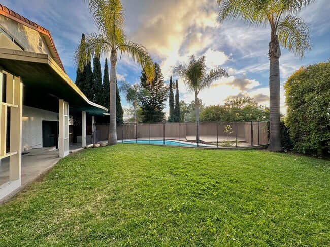 Building Photo - Elegant 3BR/2.5BA Home with Sparkling Pool!