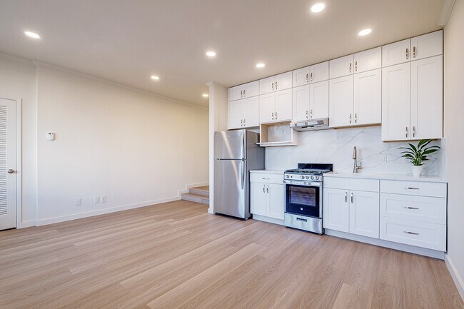 Building Photo - 2101 Baker St