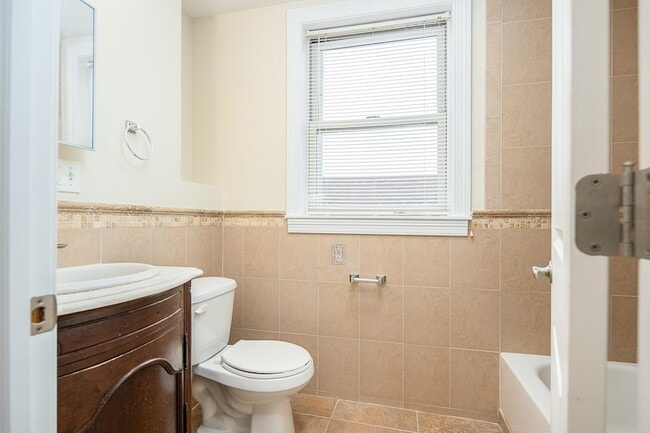 Building Photo - 528 47th St