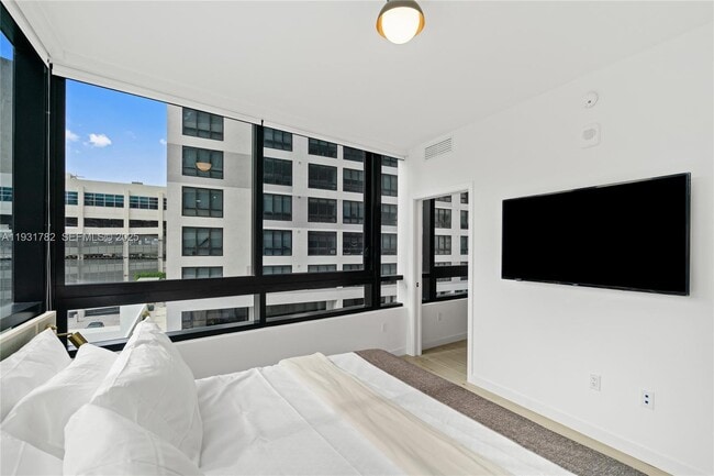 Building Photo - 225 N Miami Ave