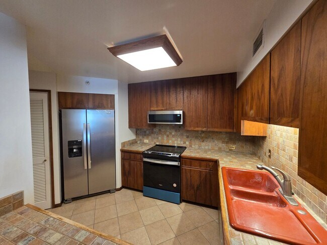 Building Photo - Rarely available 1-bedroom, 1-bathroom luxury apartment in the Punahou Cliffs Condominium.