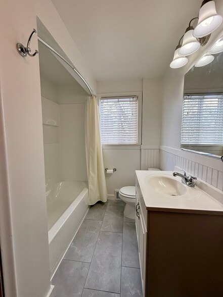 Building Photo - 130 E Farnum Ave