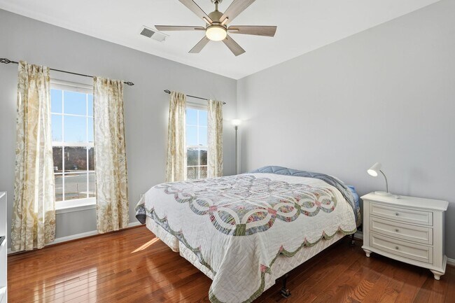 Building Photo - Located in a vibrant and highly sought after setting, this Richmond American Homes residence offe...