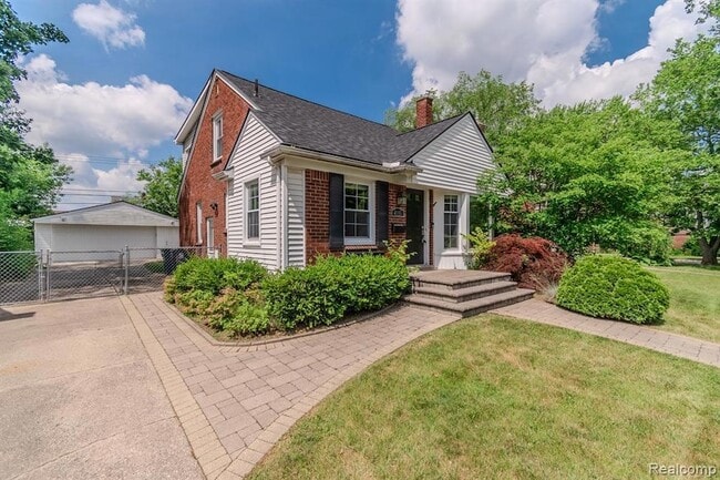 Building Photo - 4355 Elmwood Ave