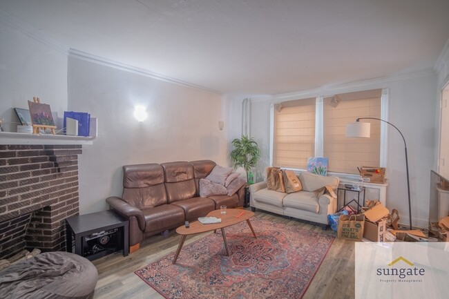 Building Photo - 213 E 33rd St