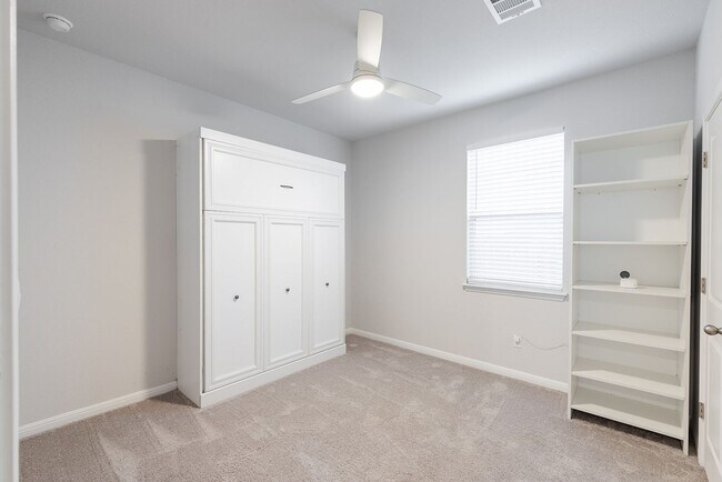 Building Photo - Amazing 5 Bedroom Home - Georgetown