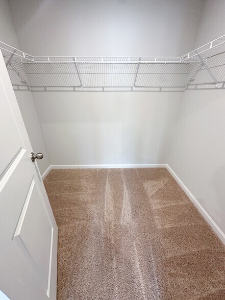 Building Photo - 483 Crown Dr